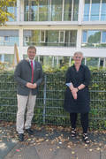 Der Bezirkstagspräsident des Bezirks Niederbayern, Dr. Olaf Heinrich, und die Chefärztin der niederbayerischen Kinder- und Jugendpsychiatrie, Dr. Tanja Hochegger stehen vor dem Bezirkskrankenhaus Passau